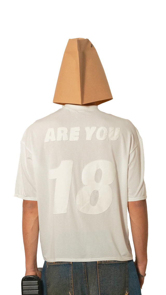 ¿Tienes 18 años? Jersey blanca.