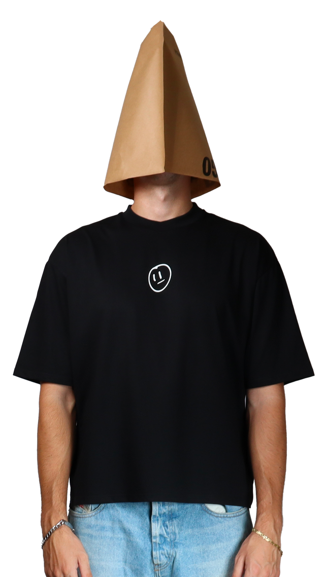 Camiseta negra de 6 cm.
